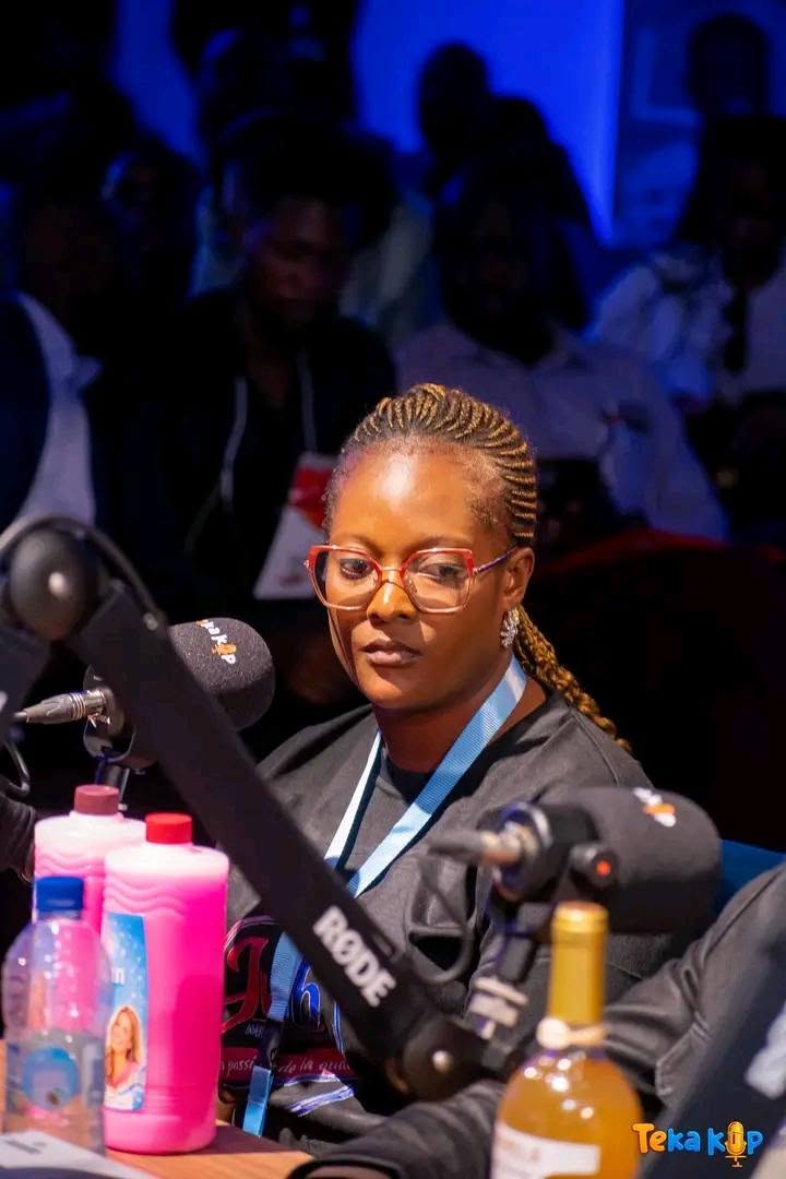 Entrepreneure invitée devant un microphone TEKA KOP